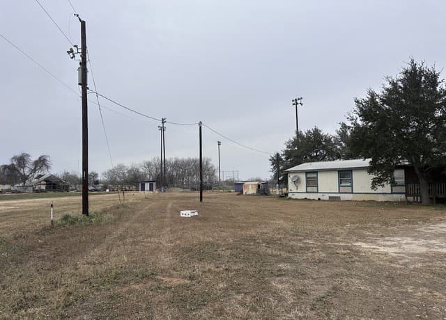4-bedroom rental at 105 East St in Stockdale, TX — photo 2
