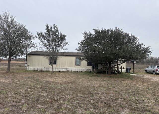 4-bedroom rental at 105 East St in Stockdale, TX — photo 4