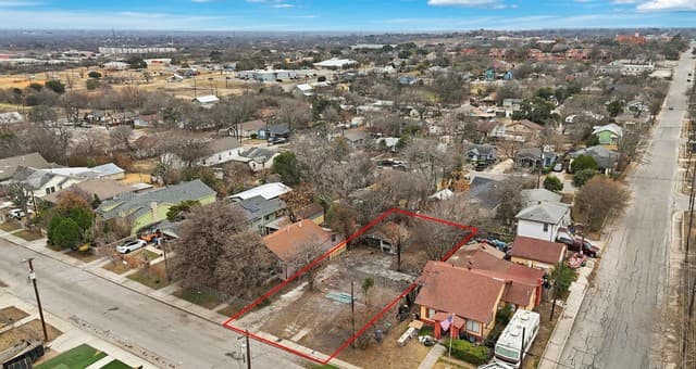 rental at 2106 E Crockett St in San Antonio, TX — photo 3