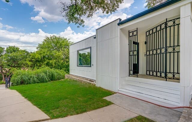 5-bedroom rental at 568 W Quill Dr in San Antonio, TX — photo 2