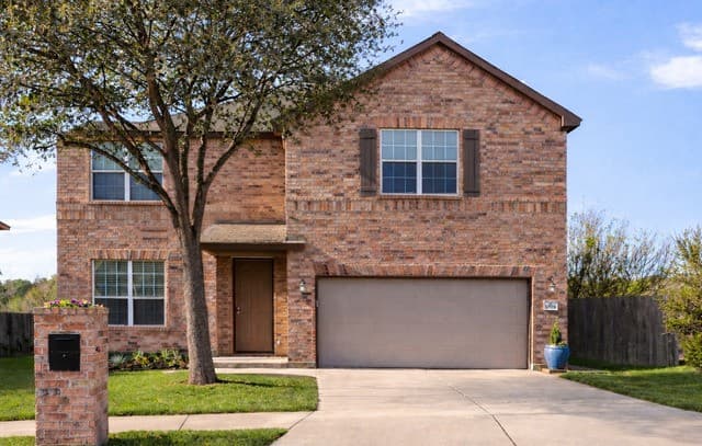 5-bedroom rental at 10919 Almond Crest in Live Oak, TX — photo 1