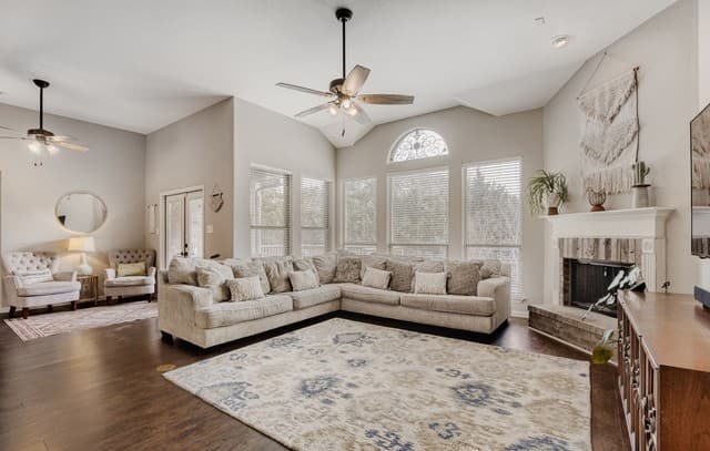 5-bedroom rental at 8330 Magdalena Run in Helotes, TX — photo 3