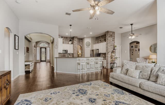 5-bedroom rental at 8330 Magdalena Run in Helotes, TX — photo 5