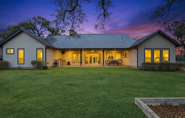 4-bedroom rental at 424 Arthur Ct in Spring Branch, TX — photo 2