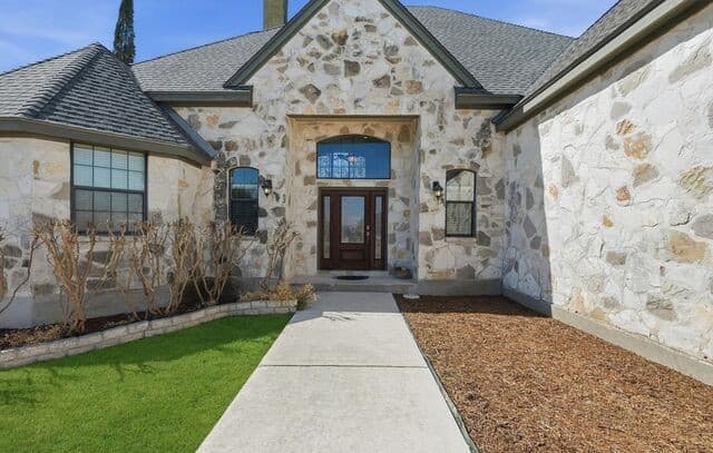 3-bedroom rental at 250 English Oaks Circle in Boerne, TX — photo 4