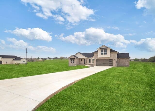 4-bedroom rental at 113 Hondo Vista in La Vernia, TX — photo 1
