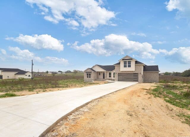 4-bedroom rental at 113 Hondo Vista in La Vernia, TX — photo 2