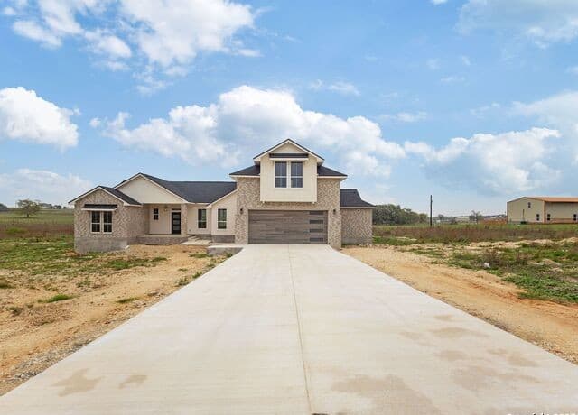 4-bedroom rental at 113 Hondo Vista in La Vernia, TX — photo 4