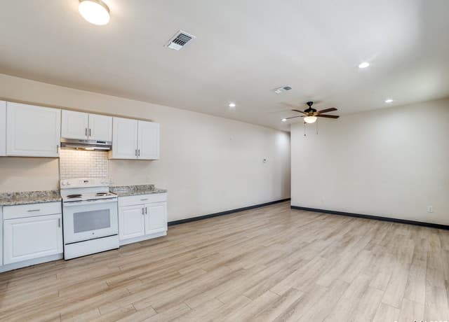 rental at 22806 Shady Forest Dr in Elmendorf, TX — photo 4