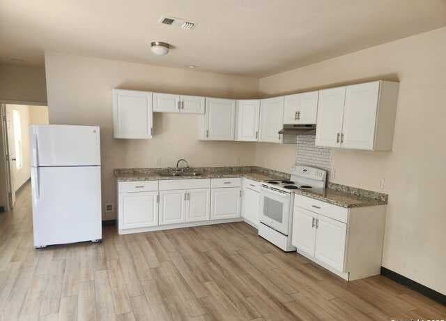 rental at 22806 Shady Forest Dr in Elmendorf, TX — photo 5
