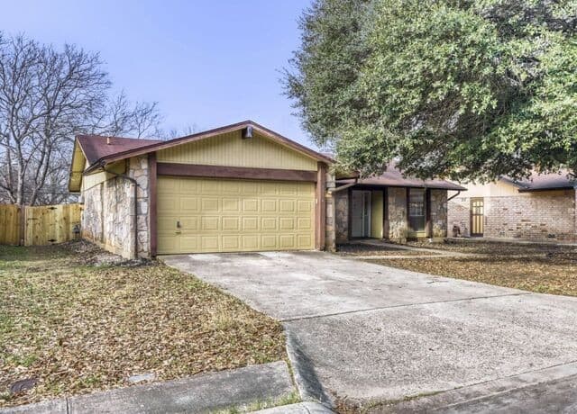 3-bedroom rental at 9714 Bay View Dr in San Antonio, TX — photo 2