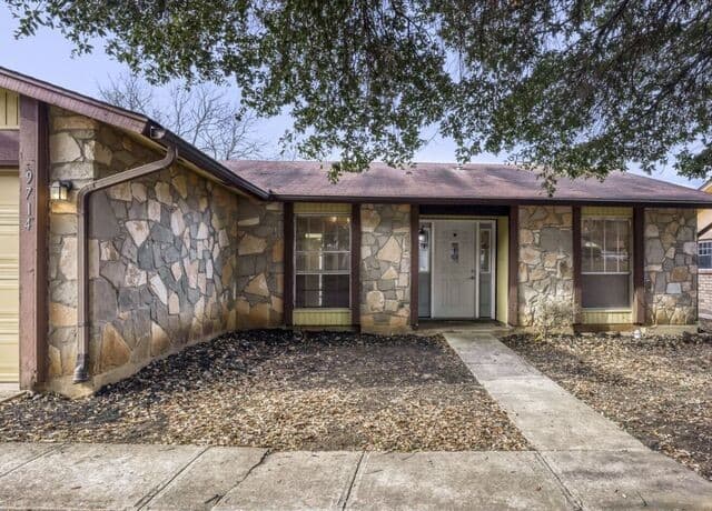 3-bedroom rental at 9714 Bay View Dr in San Antonio, TX — photo 3