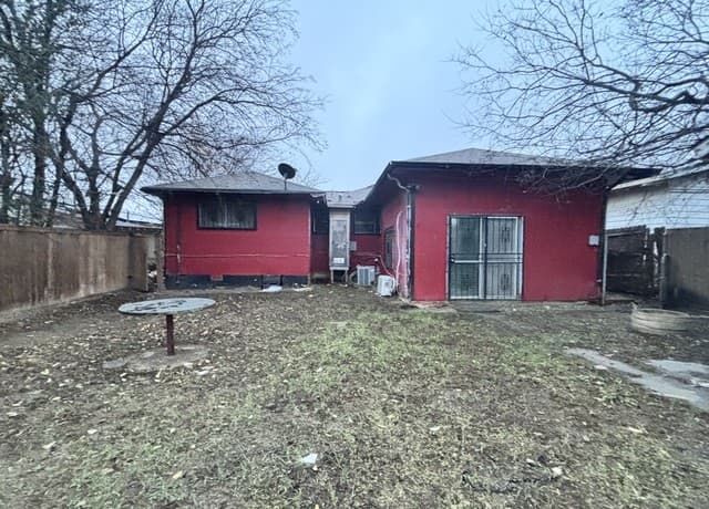4-bedroom rental at 2223 Hays in San Antonio, TX — photo 4