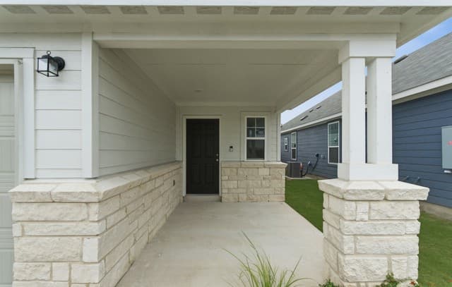 4-bedroom rental at 447 White Heron Way in Marion, TX — photo 2