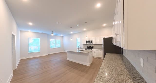 2-bedroom rental at 330 E Carson Unit 1101 in San Antonio, TX — photo 2