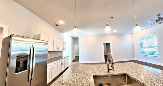 2-bedroom rental at 330 E Carson Unit 1201 in San Antonio, TX — photo 4