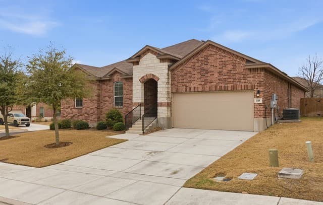 5-bedroom rental at 105 Blaze Moon in Cibolo, TX — photo 3