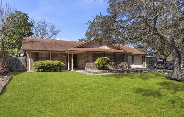 3-bedroom rental at 5815 Echoway in San Antonio, TX — photo 2