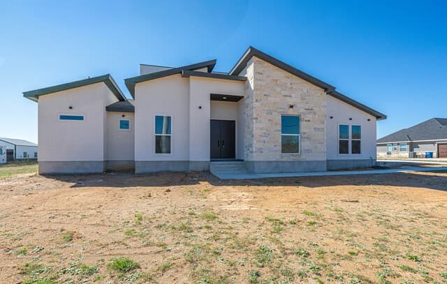 4-bedroom rental at 999 County Road 319 in La Vernia, TX — photo 1