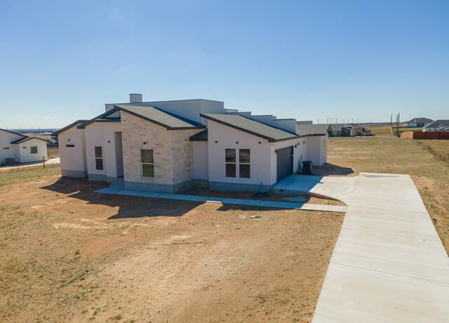 4-bedroom rental at 999 County Road 319 in La Vernia, TX — photo 3