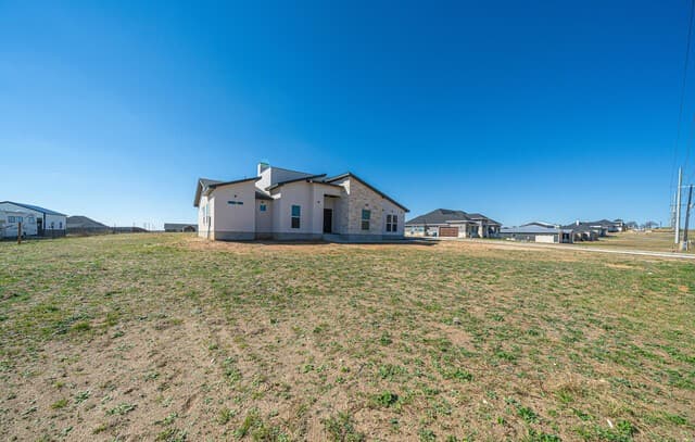 4-bedroom rental at 999 County Road 319 in La Vernia, TX — photo 4