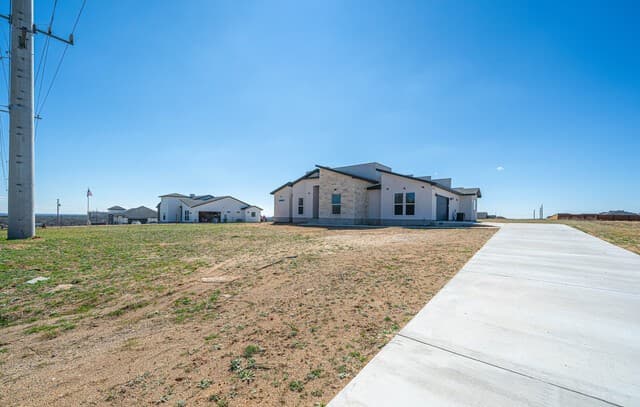 4-bedroom rental at 999 County Road 319 in La Vernia, TX — photo 5