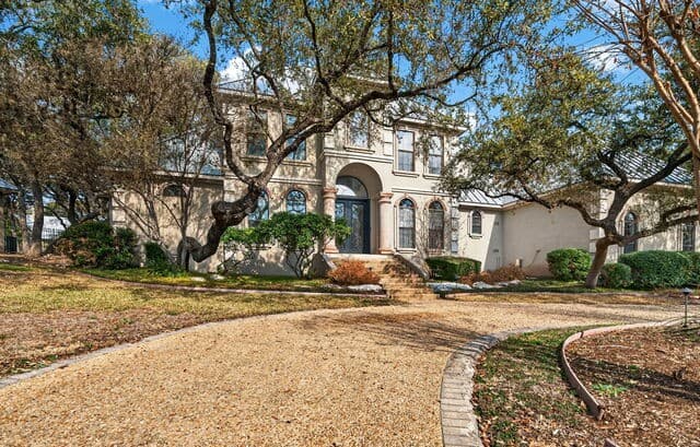 3-bedroom rental at 12 Inwood Terrace in San Antonio, TX — photo 1