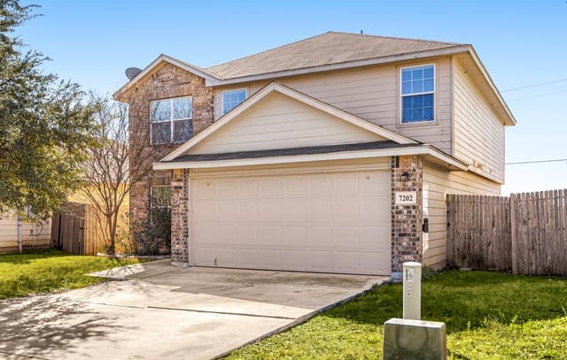 5-bedroom rental at 7202 Galaxy Brk in San Antonio, TX — photo 3