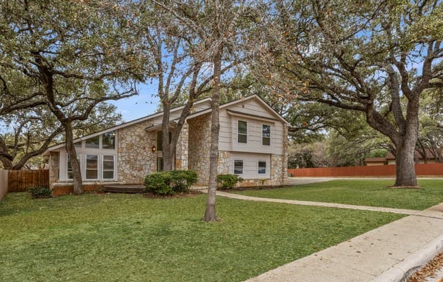 4-bedroom rental at 14131 Kings Mdws in San Antonio, TX — photo 3