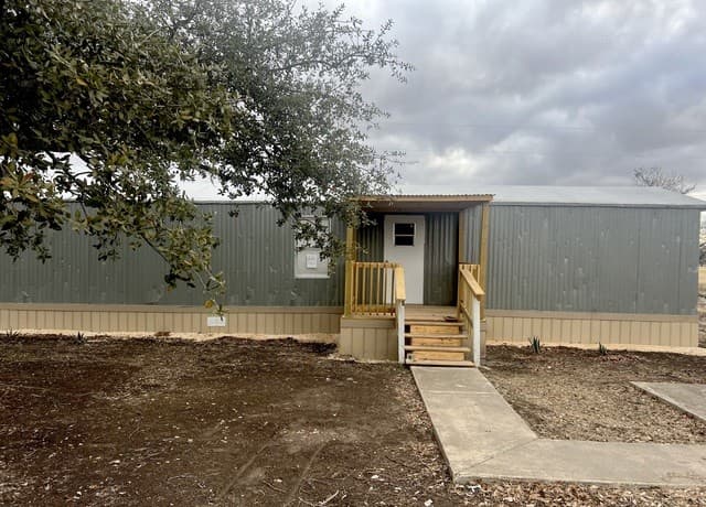 3-bedroom rental at 2901 Southern Breeze in Hondo, TX — photo 1
