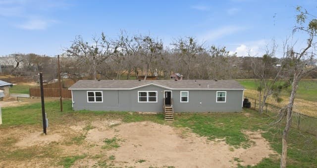 5-bedroom rental at 934 7th in Floresville, TX — photo 3