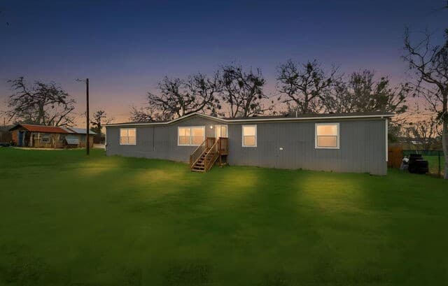 5-bedroom rental at 934 7th in Floresville, TX — photo 4