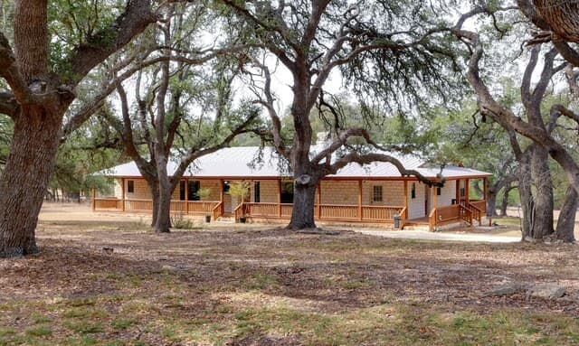3-bedroom rental at 6573 Ranch Road 165 in Blanco, TX — photo 2