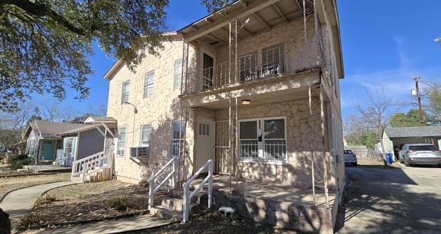 rental at 323 Claremont in San Antonio, TX — photo 1