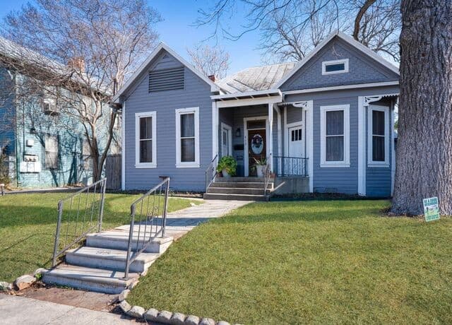 3-bedroom rental at 412 Dallas Street in San Antonio, TX — photo 2
