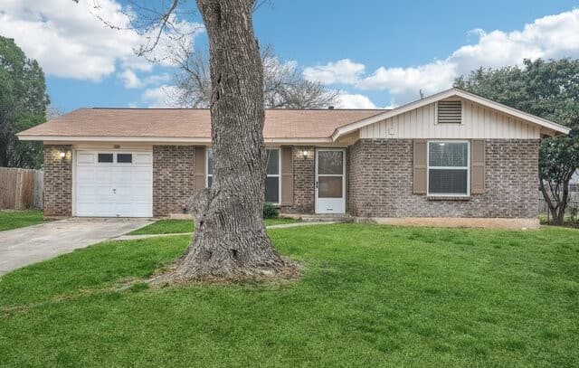 3-bedroom rental at 318 Balboa Drive in Universal City, TX — photo 2