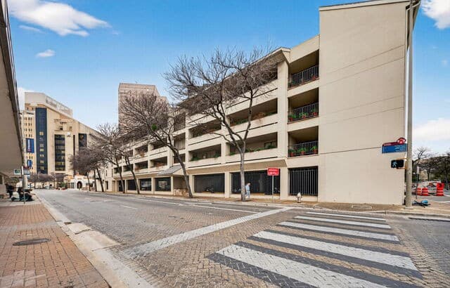 2-bedroom rental at 1022 Navarro Unit 404 in San Antonio, TX — photo 2