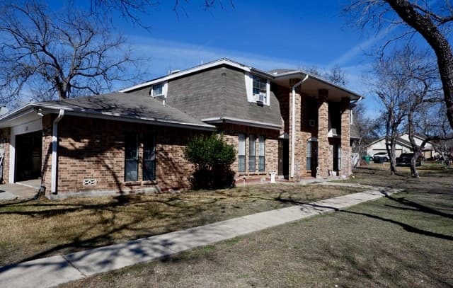 5-bedroom rental at 6847 Pembroke in San Antonio, TX — photo 2