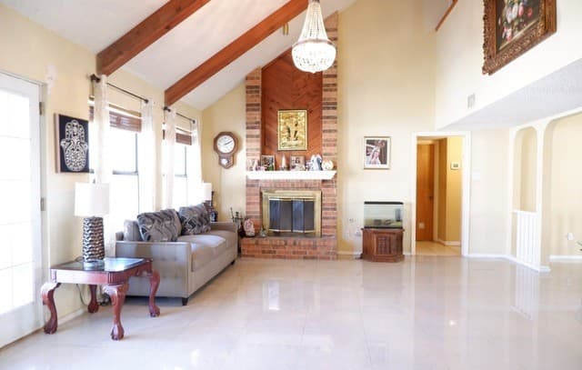 5-bedroom rental at 6847 Pembroke in San Antonio, TX — photo 3