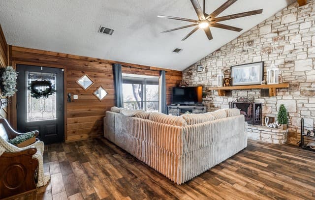 3-bedroom rental at 3045 Rimrock in Spring Branch, TX — photo 4