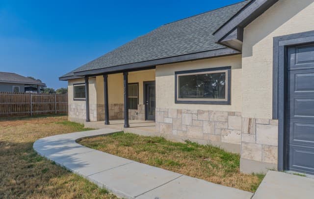 Home for sale at 185 E Medium Meadow in Lytle, TX — photo 4