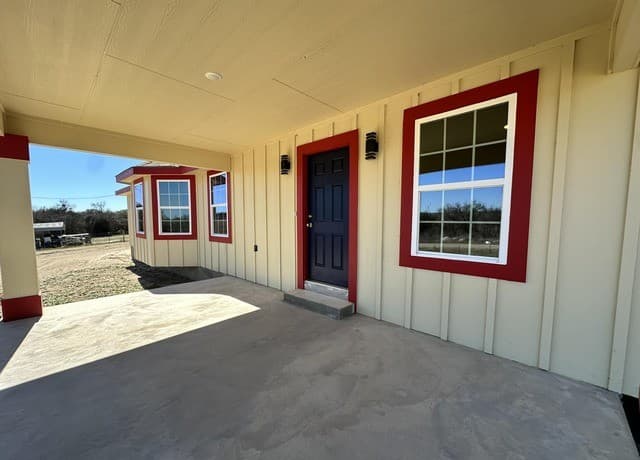 3-bedroom rental at 618 Cr 124 in Floresville, TX — photo 3