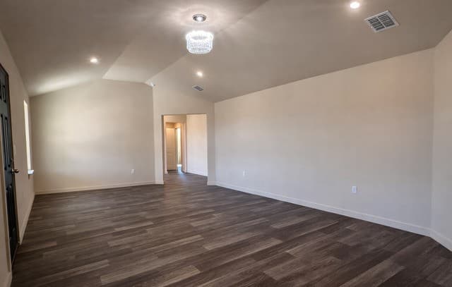 3-bedroom rental at 618 Cr 124 in Floresville, TX — photo 5