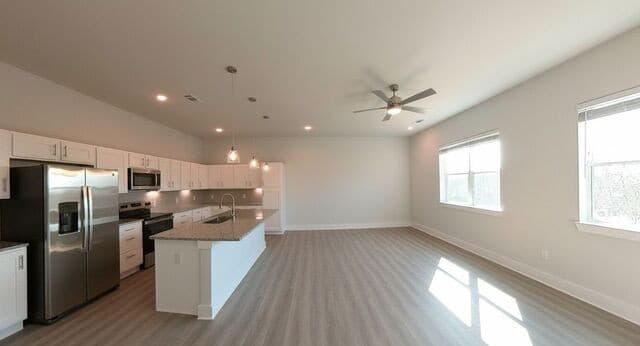 3-bedroom rental at 330 E Carson Unit 2201 in San Antonio, TX — photo 2