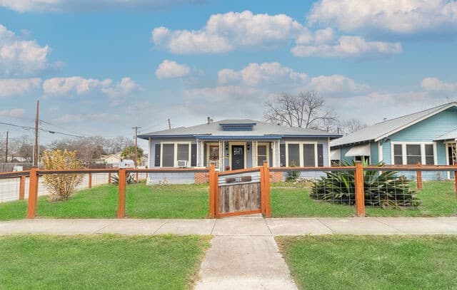 rental at 703 E Highland in San Antonio, TX — photo 2