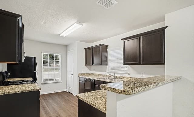 4-bedroom rental at 7543 Bowdre in San Antonio, TX — photo 5