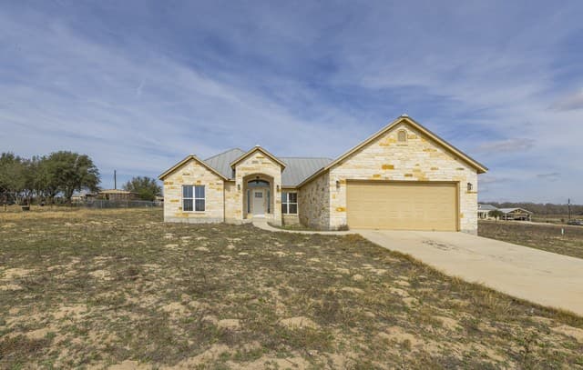 4-bedroom rental at 200 Lakeview Cir in La Vernia, TX — photo 1