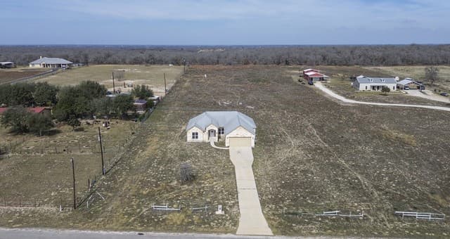 4-bedroom rental at 200 Lakeview Cir in La Vernia, TX — photo 3