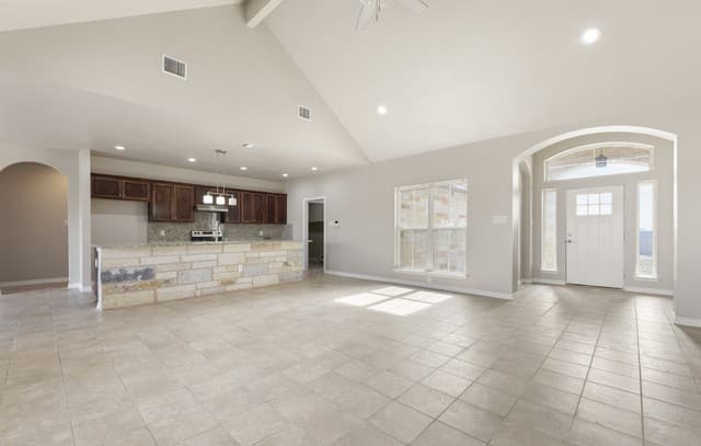 4-bedroom rental at 200 Lakeview Cir in La Vernia, TX — photo 5