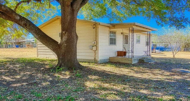 2-bedroom rental at 910 Plum St in Floresville, TX — photo 1